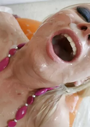 Британская цыпочка Лана Банан получает камшот на лице во время сцены буккаке