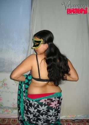 Индийская жена милфа Прия Анджели Рай с большими сиськами в постели со странником