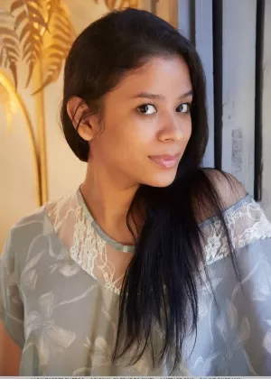 Красивая латиноамериканка Карин Торрес показывает свою тугую попку и киску одновременно