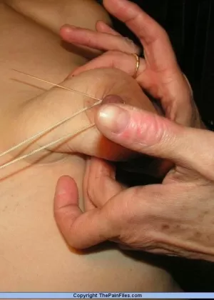 Кавказскую женщину пытают по соскам с завязанными глазами