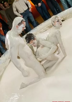 Дикая женская борьба заканчивается страстным лесбийским сексом втроем