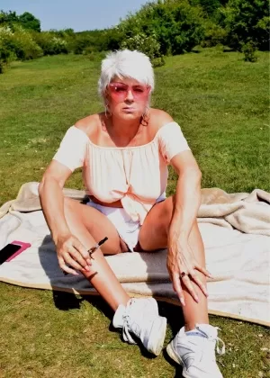 Грудастая британская лесбиянка Мишель Торн и ее любовник занимаются сексом в чулочно-носочных изделиях