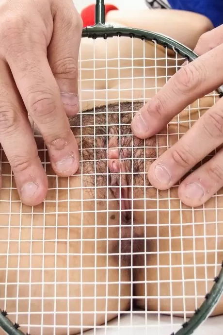 Азиатская милфа с большими сиськами и жопой занимается спортом в шортах и чулках