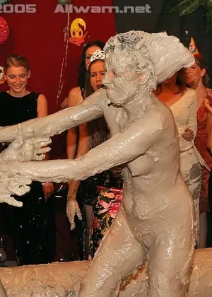 Обнаженная кошачья драка Линды Рэй Тины превращается в горячий лесбийский секс