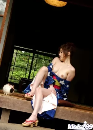 Прелестная азиатская красотка со стройными ножками, обнажающими ее соблазнительные изгибы