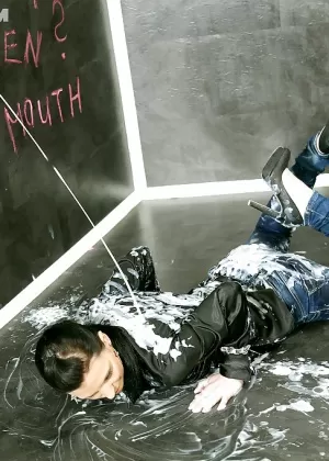 Молодая девушка с рыжими волосами Триша Рей отсасывает черный член во время действия в проститутке