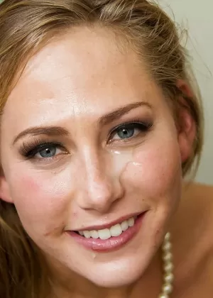 Офисная секретарша Картер Круз получает вкусную сперму на свое милое личико