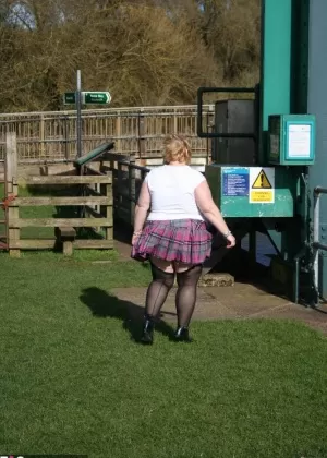 Толстая школьница Савана Блу держит свои сиськи во время орального секса и траха сисек