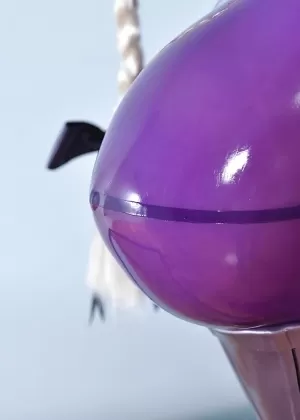 Грудастая зрелая фемдом развлекается со своей самкой на открытом воздухе