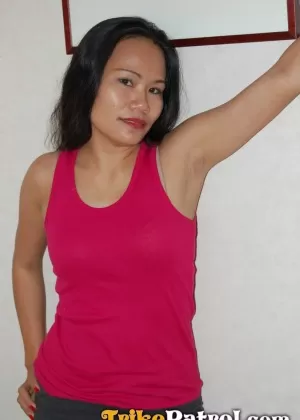 Азиатская милфа раздевается догола на кровати, прежде чем отсосать член белого мужчины