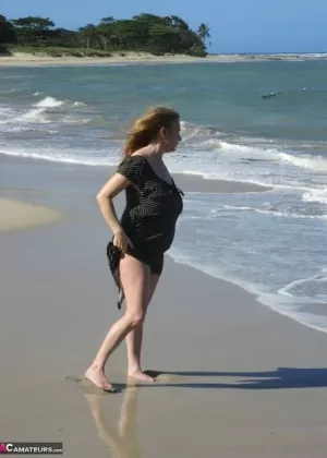 Уродливая девчонка с небритыми подмышками раздевается и раздвигает свою волосатую рану