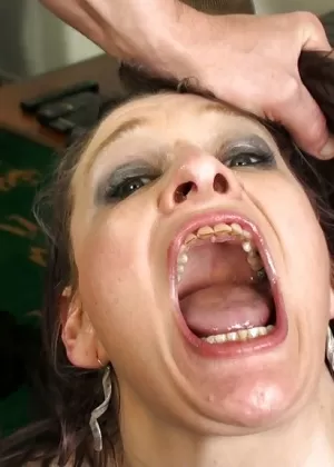 Порнозвезда Дэни Дэниелс занимается грубым сексом в непревзойденных гетрах