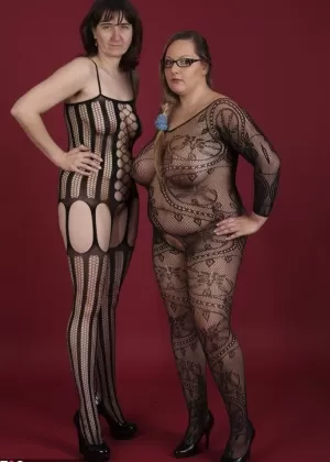 Три зрелые домохозяйки задирают свои юбки и платья, чтобы обнажить свои задницы