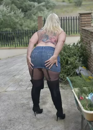 Молоденькая любительница Рокси Липс кончает на свою задницу во время секса от первого лица