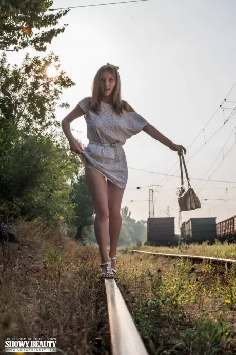 Молодая девушка-одиночка отправляется в лес, чтобы позировать обнаженной со своим горя 1