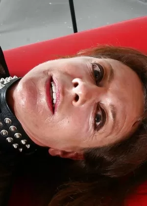 Зрелую европейскую секс-рабыню связывает и завязывает глаза леди Срара