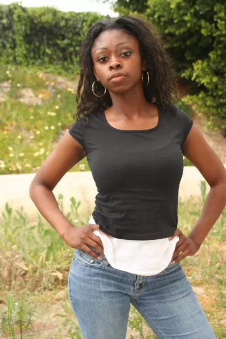 Чернокожая девушка Дея освобождает свои большие натуральные сиськи, прежде чем показать свою розовую киску