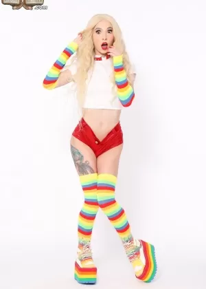 Гибкую блондинку трахают два больших черных члена в носках выше колен