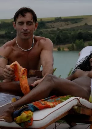 Сексуальная Эмбер Линн Бах сверкает горячей юбкой и обнажает свои большие сиськи у бассейна