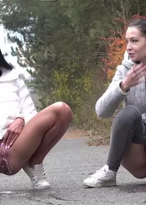 Тощие лесбиянки путаются друг с другом голышом на диване