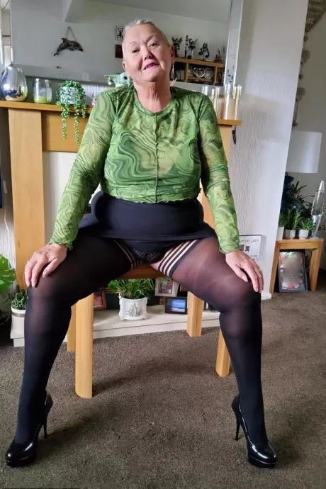 Коротко стриженная Нэн Валгазмик обнажает свои трусики под юбкой в чулках