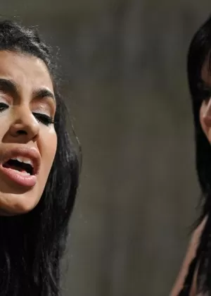 Супер грудастая Валери Кей выставляет напоказ большую задницу на коленях и трахается раком