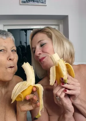 Толстая блондинка Келли Ли трахается из киски в рот с большим черным членом