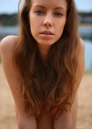 Сказочная черная толстушки обнажает свои огромные пухлые сиськи в бассейне