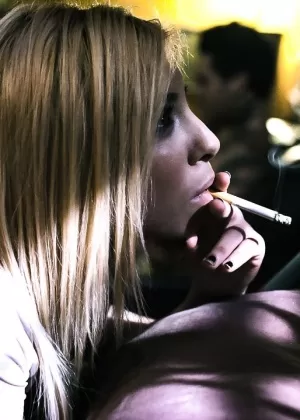 Молоденькую красотку в очках Шайенн Купер жестко трахают в жопу