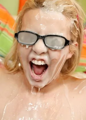 Одетая в очки миссис Джанин получает огромные большие сиськи, покрытые спермой во время сеанса буккаке