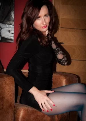 Девушка-гот Бритва Кэнди раздевается до сапог в ванной, заполненной граффити