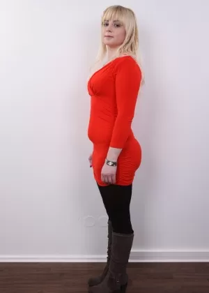 Большая сиськастая женщина Симона сосет вибратор перед оральным сексом с мужчиной