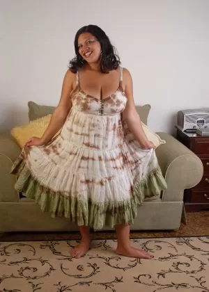 Жирная латиноамериканка LadySpice трогает свою горячую бритую дырочку на камеру