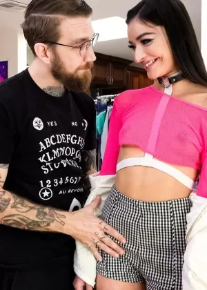 Миниатюрная молоденькая Эмили Уиллис получает сперму на лицо после интенсивного траха