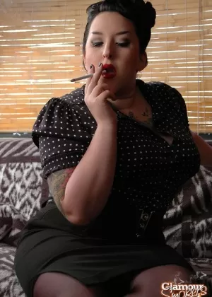 Любительская толстушки Ди Сирен курит перед камшотами на лице в красном чулке