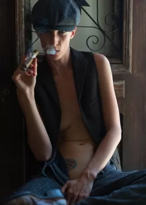 Рони просто шла по улице, когда начала раздеваться