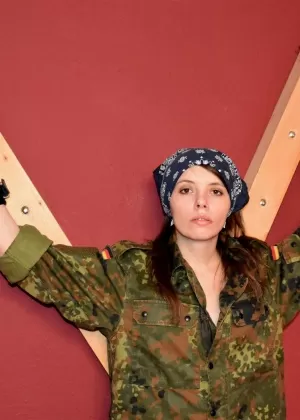 Блондинка средних лет Грета Грейс щеголяет красными губами, демонстрируя свой голый куст