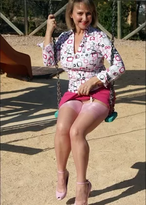 Темноволосая милфа Хелена Блэк раздвигается снаружи в чулках для киски крупным планом