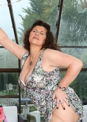 Толстая зрелая Джилли мелькает в трусиках под юбкой, позволяя своим большим сиськам висеть обнаженной