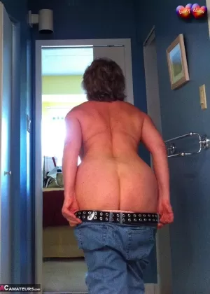 Толстушки Дженника Линн посылает воздушный поцелуй после того, как выставила напоказ свои натуральные сиськи в обнаженном виде