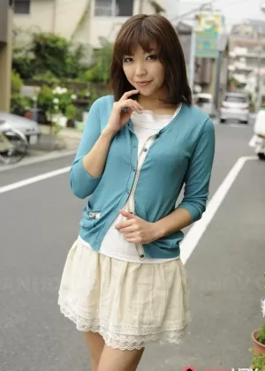 Азиатская порнозвезда Мади Лейн переходит из киски в рот во время секса на кожаном диване