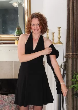 Обнаженная пума Крисси раздевается в ванной и обнажает свои сексуальные сиськи и задницу