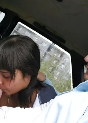 Брюнетка евро массажистка Мелисса Риа делает массаж со счастливым концом