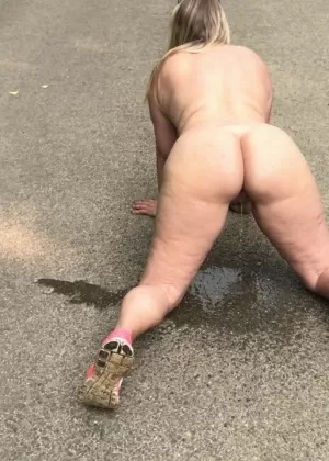 Чернокожая студентка и ее чернокожий школьный учитель принимают участие в игре с мочой