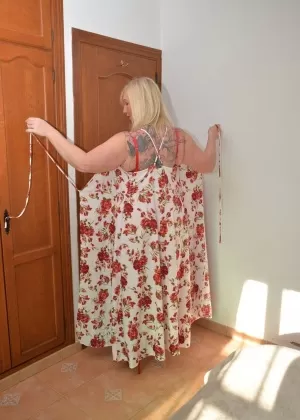 Пожилая домохозяйка изменяет своему мужу с девушкой-подростком, которая увлекается лесбийским сексом