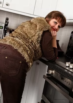 Толстая брюнетка Лайла Пейн брызгает взбитыми сливками на сиськи и соски