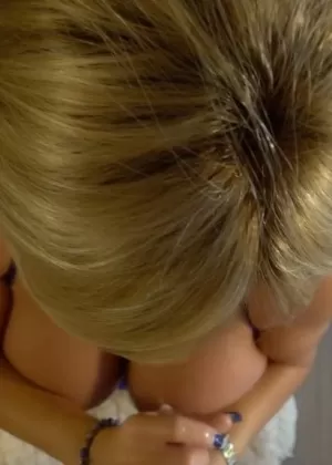 Зрелая с огромными сиськами Сандра Оттерсон сосет сыну в тяжелой оральной сцене от первого лица