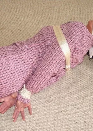 Брюнетка борется, пока кливу затыкают рот кляпом и связывают веревкой