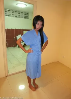 Молодая азиатка Аеб обнажает свою пухлую киску для проникновения гонзо крупным планом