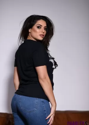 Миниатюрная русская молоденькая Китана показывает свою лысую киску в сарае в белых носках